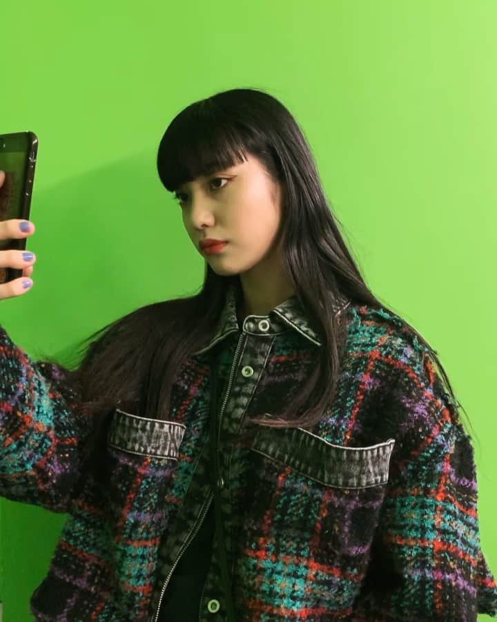 北澤舞悠（まゆちる）のインスタグラム：「鏡替わりにケータイ見てたら撮られてた🤳🏻」