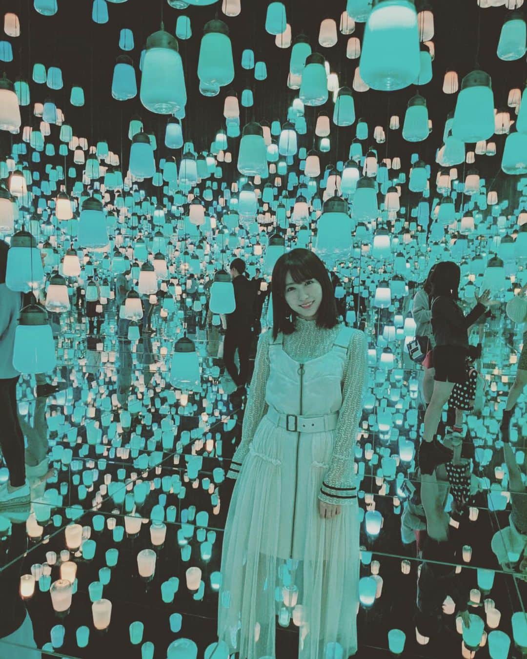 小桃音まいのインスタグラム：「. おでかけphoto🐾. . 前にお台場のチームラボに行きました！. . 広すぎて迷子になったけど. いろんな仕掛けがあって楽しめしました❤︎. . 自分で書いたイカちゃんが. その場でスキャン？されて. 海で泳いでくれるの〜. . めっちゃかわよい〜〜〜. . . ナナさんがいっぱい写真撮ってくれました☺️💞. . . #チームラボ #チームラボお台場 #チームラボボーダレス #teamlab #光 #ootd #お台場 #odaiba #小桃音まい #おでかけ #instagood #instalike #instafashion #instalove #portrait #portraitphotography #photography #photooftheday #japanesegirl #active #イカ　#redyazel #lilybrown」