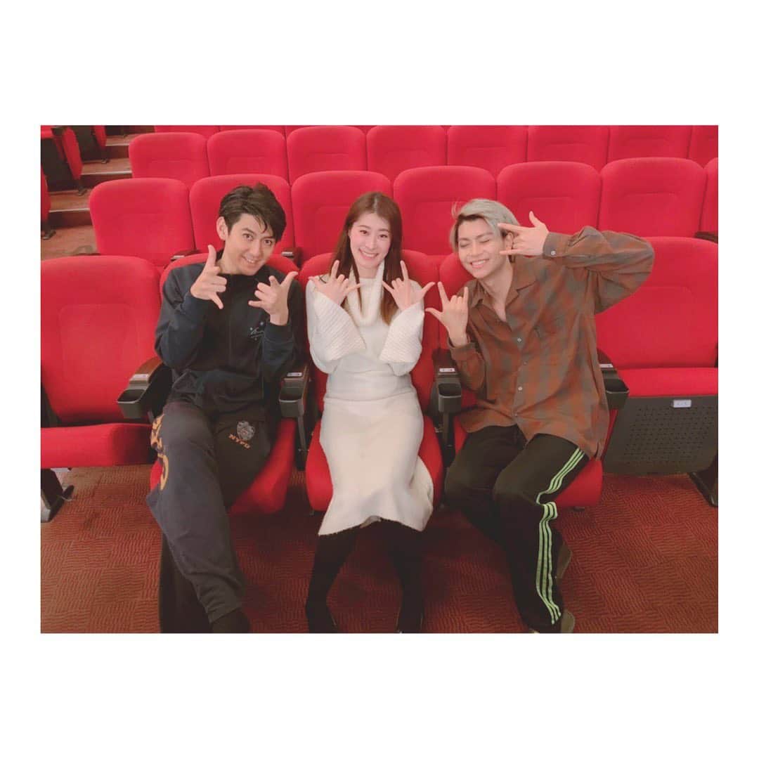 夢月せらのインスタグラム：「イノサン musical観劇しました〜✨ 中島美嘉さんの華奢なのに溢れ出る力強い歌声。男役かのような色気に美しさ。  古屋敬多さんのキャラクターがそのまま出てきたかのような姿。声。  演出、音楽どれも斬新で、キャストの人数を錯覚したくらい皆さんが本当に色んな役をしっかりこなしていて。  すごく勉強になった舞台でした。 本当にやってる側は大変なんだろうなぁ💨  ささきのたかしさん。たわだのひでやくん2人とも本当に大活躍でとっても楽しかった❤  秘かに夢だったスリーショット( ⸝⸝⸝¯ ¯⸝⸝⸝ )♡笑 イケメン2人に囲まれてホクホクですた❤  2人ともありがとう✨ パリまで頑張ってねー٩(ˊᗜˋ*)و  #イノサン #イノサンmusicale  #イノサンポーズ」