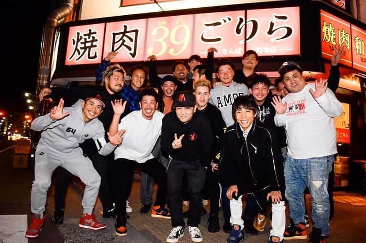 池田真一のインスタグラム：「‪昨日は毎年恒例のジャンルごちゃまぜ忘年会でした！‬ ‪皆さん凄い人ばっかりで熱くてかっこいい人ばかり！ 一緒に仕事したい人ばっかり！ 何故かこっちこっち〜が乱用されててめちゃくちゃ嬉しかった☺️ 僕も頑張ります！‬ ‪RED SPIDER Juniorさん RAYくん‬ ‪藤田一也選手(楽天イーグルス)‬ ‪福山博之選手(楽天イーグルス)‬ ‪北村友一ジョッキー‬ ‪根来新之助選手(シーホース三河)‬ ‪上田誠也選手K1ファイター‬ ‪遊馬将也選手(奈良クラブ)‬ ‪書家もーちゃん‬」