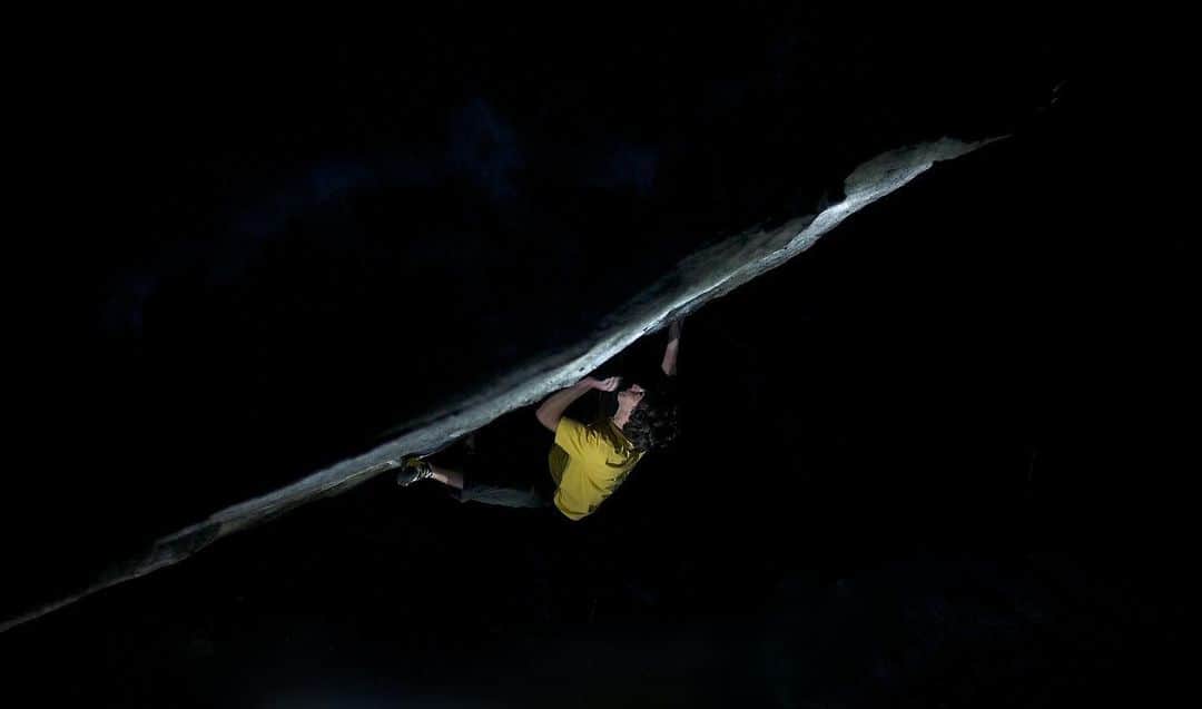 ポール・ロビンソンのインスタグラム：「Cannot wait to get back to Switzerland 🇨🇭 in a few months! This shot is from years back on the amazing “Confessions,” V13 In Cresciano, shot by the great photographer @fredmoix #bouldering what a perfect line!」