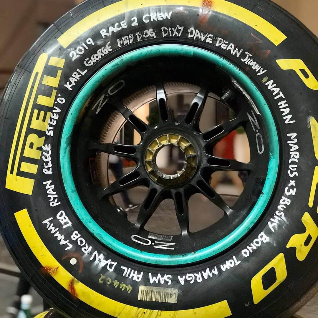 F1さんのインスタグラム写真 - (F1Instagram)「Teamwork, as they say, makes the dream work 🤝 Mercedes proudly displayed the names of their hardworking team on their tyres in Abu Dhabi ✍️ . #F1 #Formula1 #Mercedes #Teamwork #Pirelli @pirelli_motorsport @mercedesamgf1」12月11日 1時33分 - f1