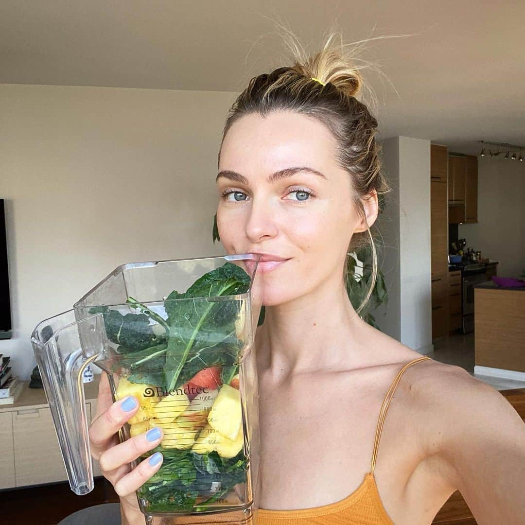 ヴァレンティナ・ゼリャヴァのインスタグラム：「I’ve been having green smoothies almost daily since I first discovered raw food lifestyle which is 15 years ago ✨ Green smoothie is an easy way to get greens, fruits, antioxidants, proteins, healthy fats and superfoods all in one easy and delicious meal 🤗 Do you like green smoothie?!What’s your favorite combo? 💚 #wellnestbyval」