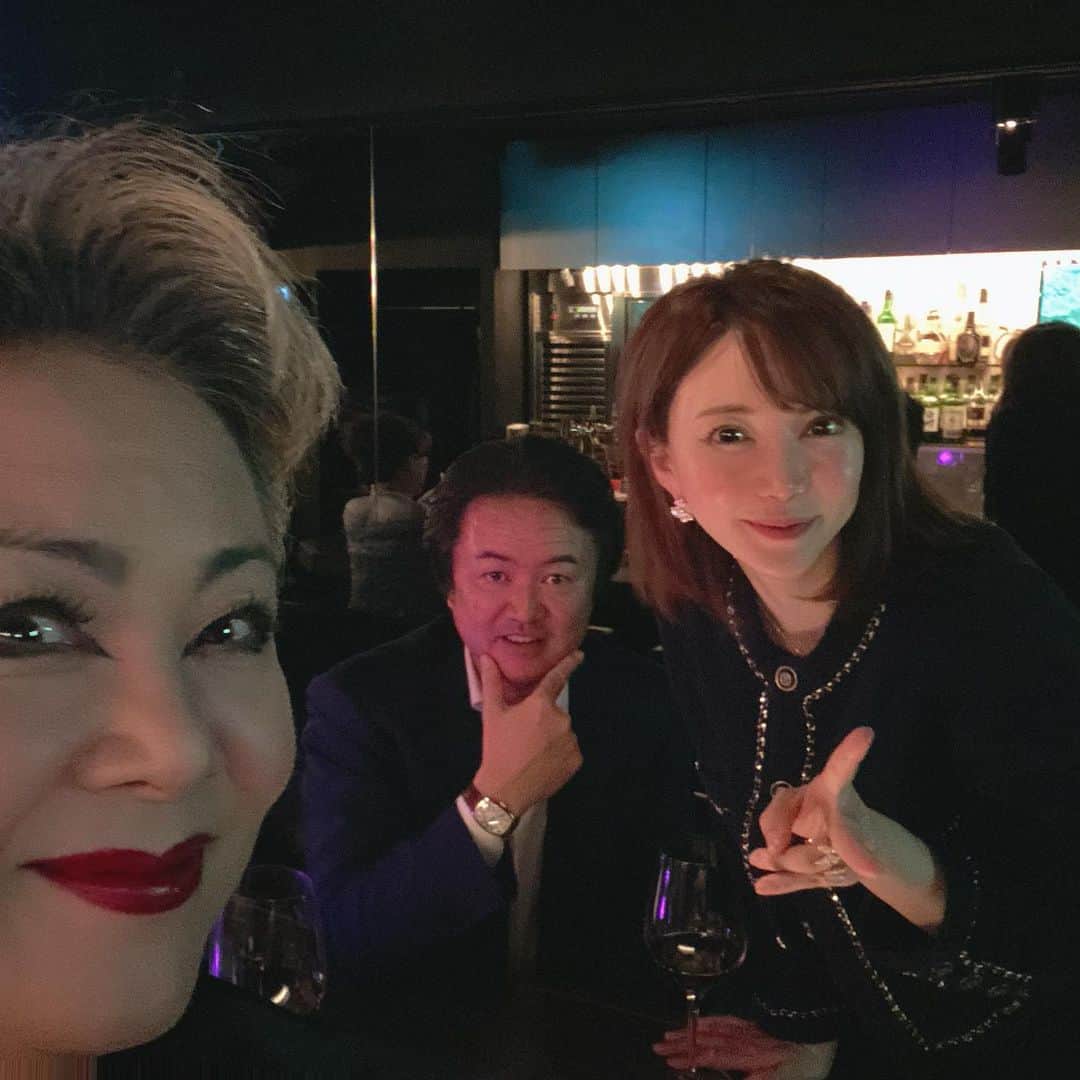 里美ゆりあのインスタグラム：「六本木で有名なクロママと💕  #気の流れの善い店  #縁の繋がる店  #membersbar963  #運が開ける店 #六本木  #黒ママ」