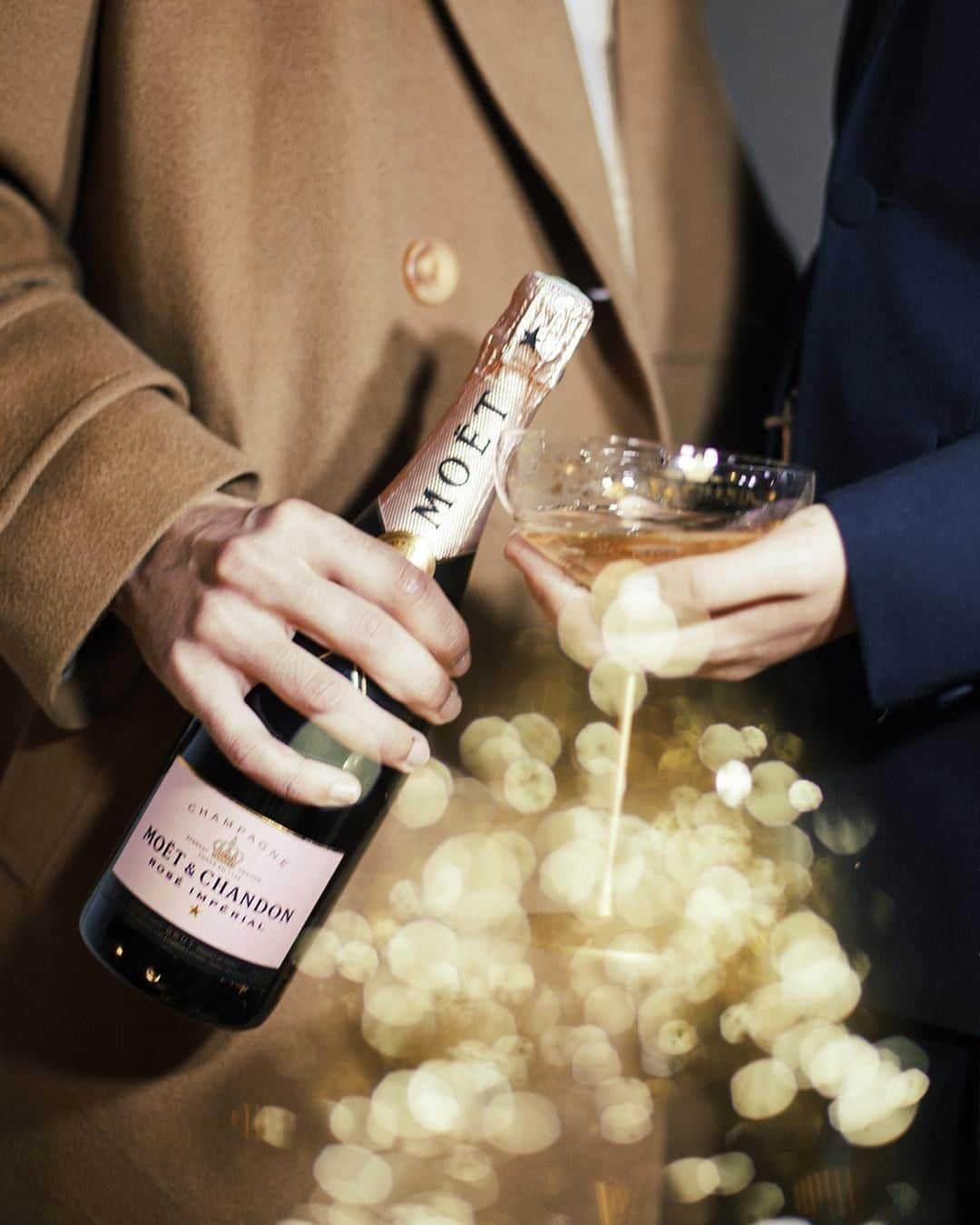 Moët & Chandon Officialさんのインスタグラム写真 - (Moët & Chandon OfficialInstagram)「The promise of a sparkling evening. Picture by @ruenouvelle #MoetMoment #RoseImperial #Seasonal . This material is not intended to be viewed by persons under the legal alcohol drinking age or in countries with restrictions on advertising on alcoholic beverages. ENJOY MOET RESPONSIBLY」12月11日 2時00分 - moetchandon