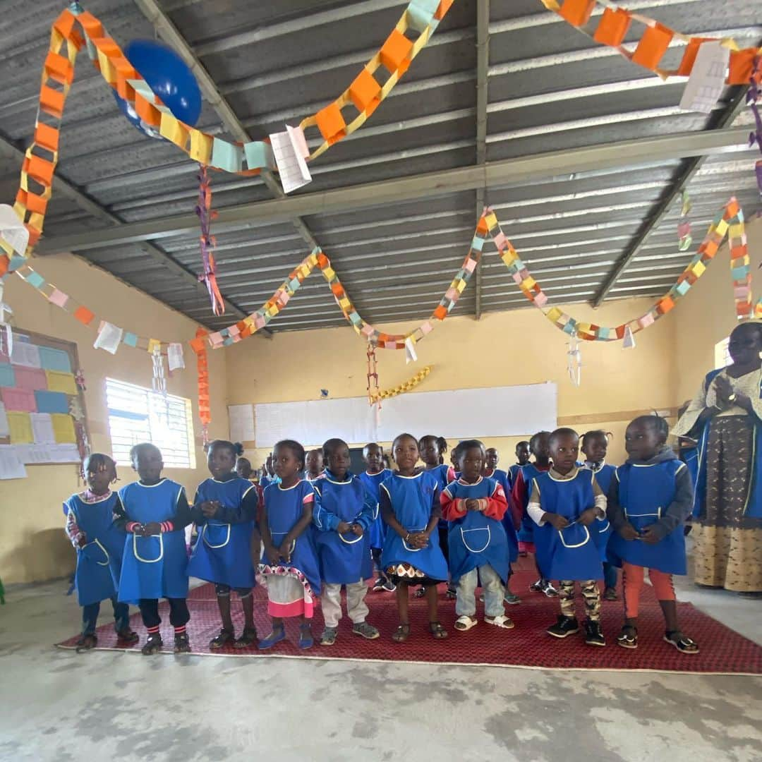 ジジ・ハディッドさんのインスタグラム写真 - (ジジ・ハディッドInstagram)「Our first stops this morning were to two UNICEF supported schools, one “urban” pre-school in Kolda and one village elementary school outside the city. The most impactful support from UNICEF for these schools is the teacher training and provided educational materials like “School-in-a-Box” (pictured). For the elementary schools in the villages, there are less kids and not enough teachers, so training includes teachers learning to handle dual-grade classes while still maintaining quality education. Previously, pre-school was something that only high-income families had access to. Studies show that children here who start at this level are more likely to go further with their schooling, but only 17% of children here have access to and attend a pre-school. As well early development education, French is introduced to their local dialect in pre-school, so they are up to date linguistically and more developed mentally and educationally when they enter elementary school. Because this prevents early school-dropouts and significantly improves learning outcome, it is important that community leaders spread awareness of where pre-schools are accessible (regardless of the families’ economic status), and educating parents on the importance of putting their child in school early; UNICEF is supporting rural communities in setting up their own local pre-schools and encouraging district education government in setting up pre-schools within elementary schools that already exist. The Education Chief’s main goal is equity and quality of education for these children.  In the village elementary school, three classrooms accommodate about 180 children; this is where we were explained the major need for UNICEF funded teacher dual-grade training. At this time, 110 teachers have been trained (leaders say they are planning on training 180 more) in the surrounding areas of Kolda so that it is possible for the 286 multi-grade classes to function and educate as many children as possible.」12月11日 2時00分 - gigihadid