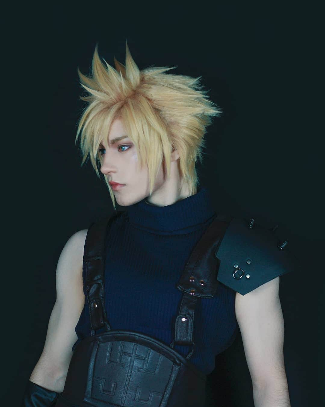 Geheさんのインスタグラム写真 - (GeheInstagram)「Some closeup pics of my Cloud! I'm very proud of how the wig turned out T_T 💛  Costume and wig base are from @ezcosplay ! #CloudStrifeCosplay #CloudCosplay #FFVIIRemake #FinalFantasyVIIRemake #FinalFantasyCosplay」12月11日 2時01分 - geheichou