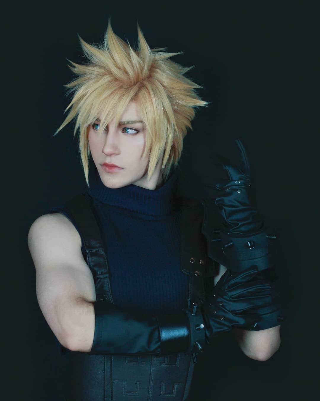 Geheさんのインスタグラム写真 - (GeheInstagram)「Some closeup pics of my Cloud! I'm very proud of how the wig turned out T_T 💛  Costume and wig base are from @ezcosplay ! #CloudStrifeCosplay #CloudCosplay #FFVIIRemake #FinalFantasyVIIRemake #FinalFantasyCosplay」12月11日 2時01分 - geheichou