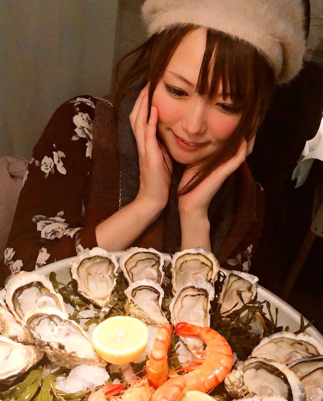 菅原千瑛のインスタグラム：「#撮影山脇さん #牡蠣大好き」