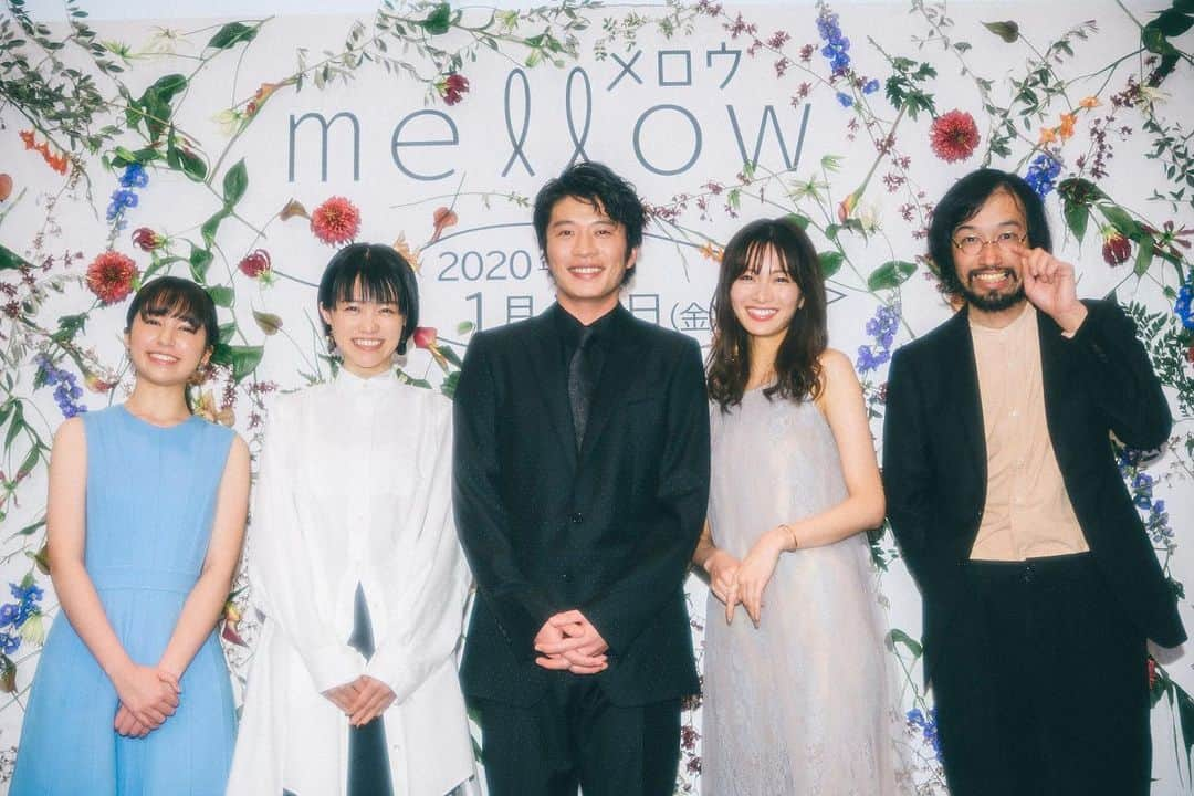 映画『mellow』公式さんのインスタグラム写真 - (映画『mellow』公式Instagram)「本日『#mellow』完成披露が行われました！生花をあしらった素敵な看板の前でパチリ📸お越しいただいた皆様ありがとうございます😊お楽しみいただけたでしょうか？映画の公開は1月17日（金）です、まだご覧になってない皆様、お楽しみに💖  #田中圭 #岡崎紗絵 #志田彩良 #松木エレナ #今泉力哉 #メロウ」12月11日 2時22分 - mellow_movie