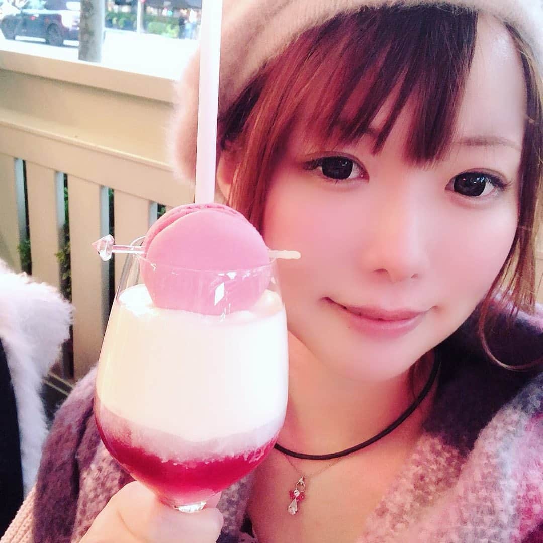 菅原千瑛のインスタグラム：「#マカロンカクテル #甘くて度数高くて #人生1度でいいお値段」