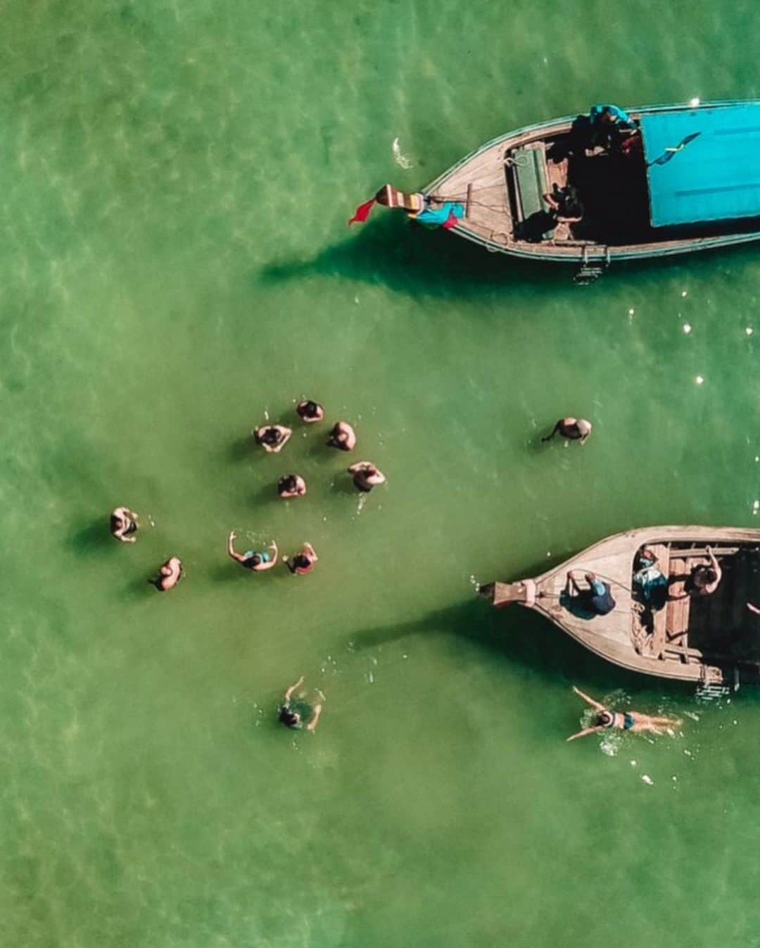 ゼッドさんのインスタグラム写真 - (ゼッドInstagram)「My kayak brings all the buoys to the yard」12月11日 2時18分 - zedd