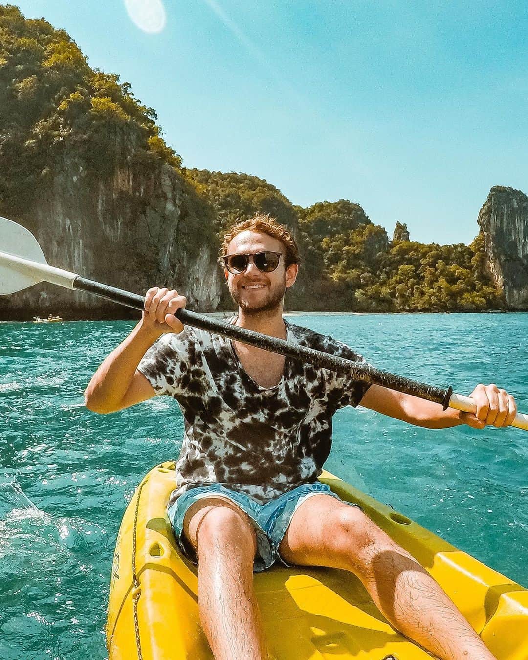 ゼッドのインスタグラム：「My kayak brings all the buoys to the yard」