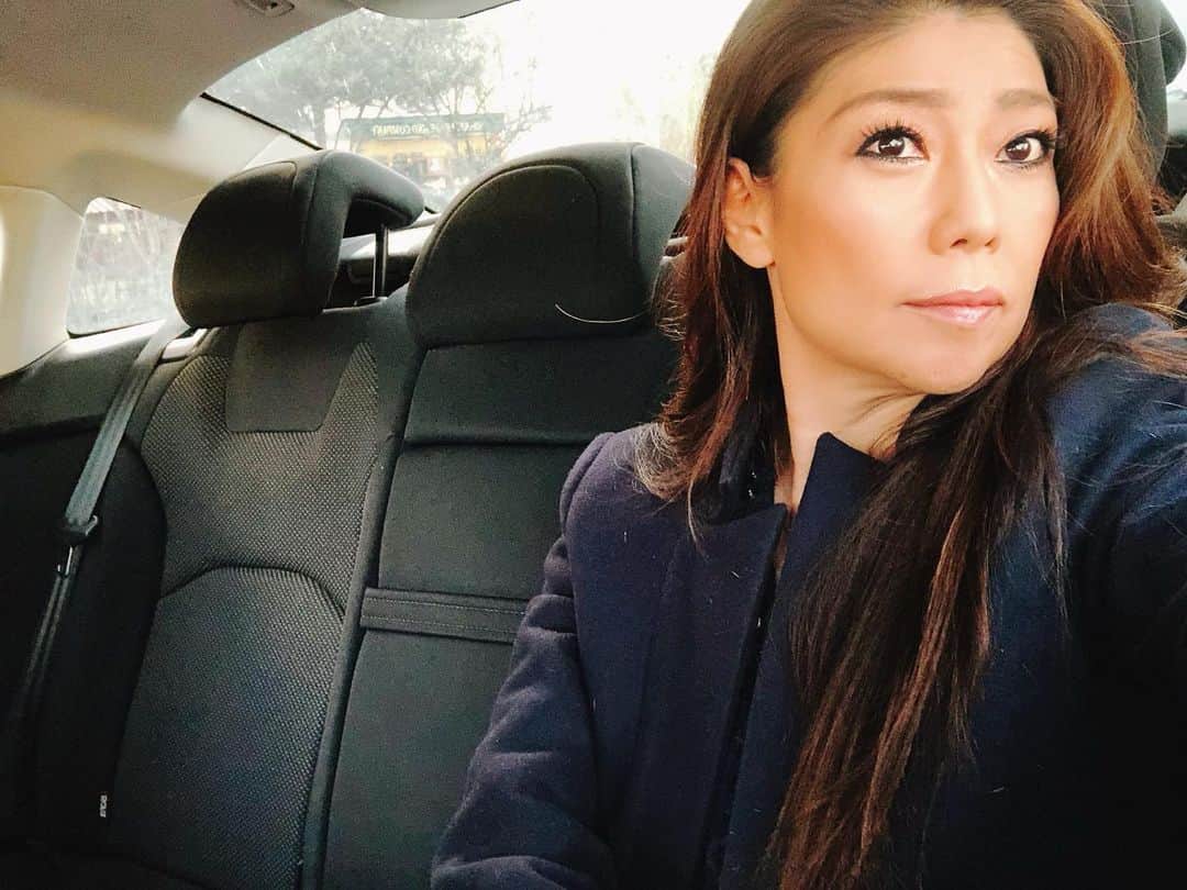 のインスタグラム：「Learring for CDG✈️ 今日はストライキとデモが重なりパリは大、大渋滞な1日。大変。。 大切なミーティングがあったため、余裕を持って最終便のミラノ行きを予約していたのですが(この便もストライキで欠航にならないかヒヤヒヤしていた)、タクシーが来るまで小1時間も待ち、更にいつもは空港まで40分くらいの所要時間が今日は2時間！ 何とかギリギリ間に合うくらいになってしまいました😰恐るべしです。 このフランスの大規模なストライキは当分続くそうなので、これからパリに旅する予定のある方はくれぐれも余裕あるスケジュールを立てて下さいね。 #ootd #outfitoftheday #outfit  coat #stellamccartney  #写真はこんな目に合うとはまだ知らないのんきな昼間の私 #早く空港に着きたい #abouttoday #PARIS」