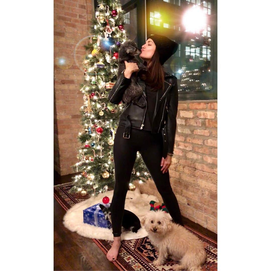 トーレイ・デヴィートのインスタグラム：「All I want for Christmas is a buttery vegan leather jacket, made by an ethically conscious company composed 100% of incredibly smart women who create everything in-house controlling fair trade standards. Is that too much to ask?? • • • • Uhhh NO it’s not, because I found one ! Thank you , @dauntless_nyc for creating the softest, most beautiful, ethical and cruelty free vegan leather!  When shopping during the holidays make sure to research how your clothes are being made l, what they’re being made of and what impact the company is having on our planet. Give the gift of sustainability this season! #crueltyfreefashion #vegan #veganleather #sustainablefashion #Dauntless」