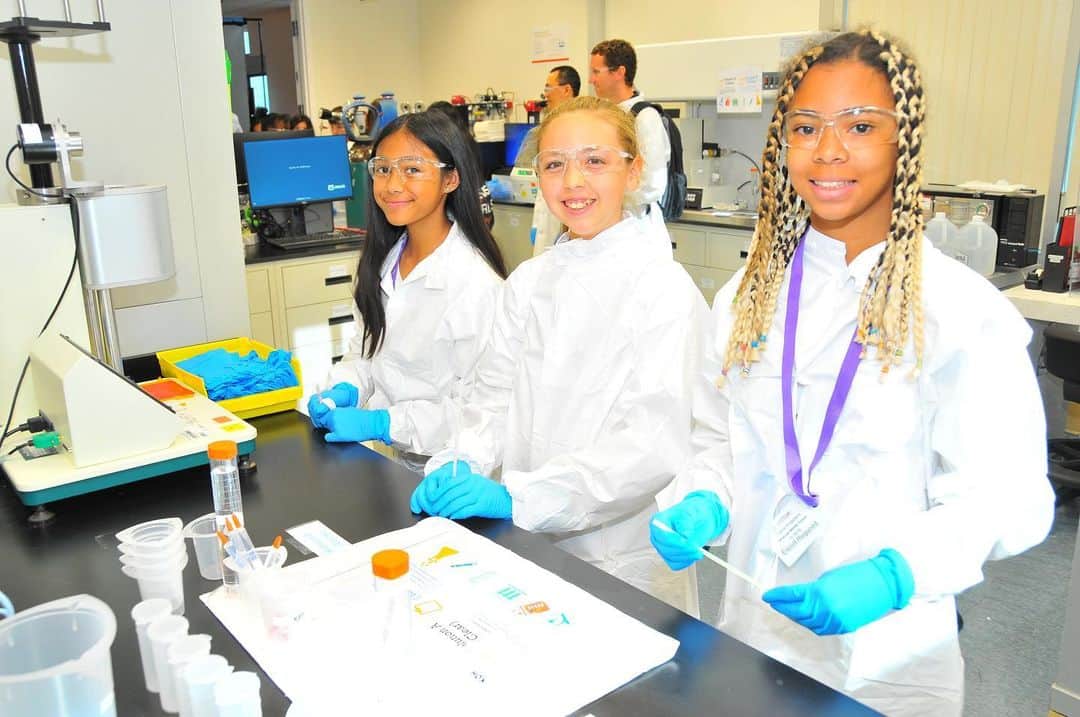 アボットジャパンさんのインスタグラム写真 - (アボットジャパンInstagram)「One experience can change a life. That’s why, for the 3rd year, we hosted 250 young women for our GEMS STEMFest with @uwinlandvalleys From chemiluminescence, to microbiology to DNA extractions, inspiration was all around. #STEM #FutureofSTEM #science #girls #girlsinscience」12月11日 2時38分 - abbottglobal