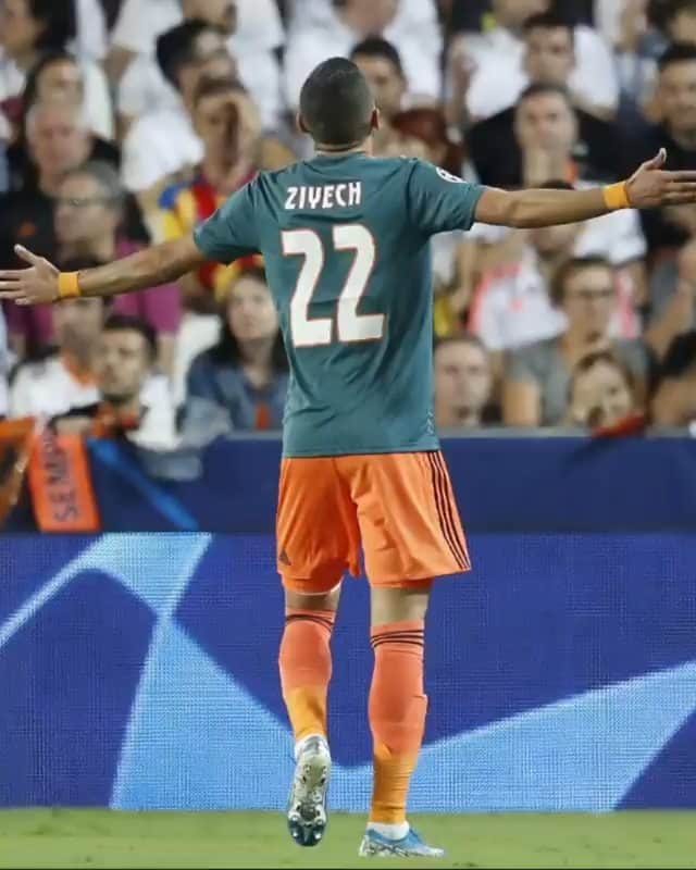 カルロス・テベスのインスタグラム：「Are you ready for tonight? #Hakim #Ziyech #UCL #championsleague #champions #league #football #ajax #amsterdam #soccer」