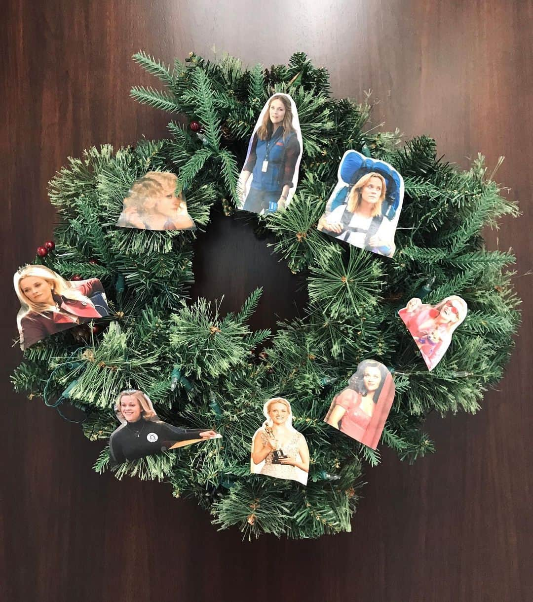 リース・ウィザースプーンさんのインスタグラム写真 - (リース・ウィザースプーンInstagram)「Say “Wreath Witherspoon” five times fast 🎁🌲😂 #wreathwitherspoon @mindykaling」12月11日 3時16分 - reesewitherspoon