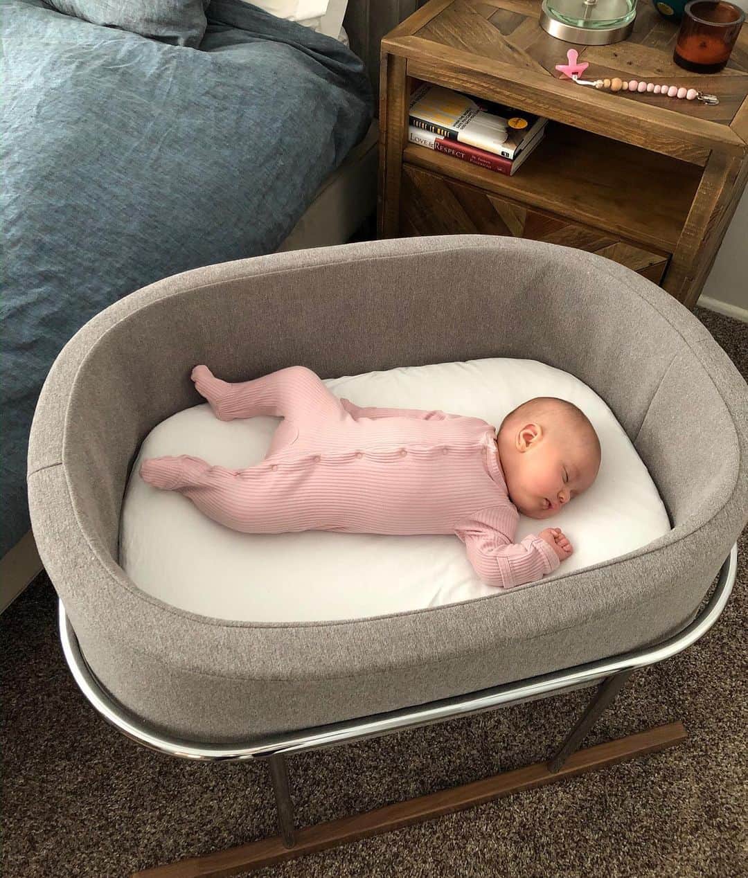 サマンサ・ドロークのインスタグラム：「Deciding on what bassinet to get was easy! I knew I wanted something aesthetically pleasing but also functional and safe. That’s why I picked the Rockwell bassinet from @montedesign. It’s very easy to move around the house and it will make for an easy transition to her crib. This one has a little rocker on it if needed, but I didn’t want her to rely on being fully rocked to sleep like other mechanical bassinets do. I also love the modern design of it and how well it matches the rest of our furniture. So while she sleeps like a baby, I feel relaxed knowing she’s snug as a bug 💗 #montedesign #bassinet #babyproducts」