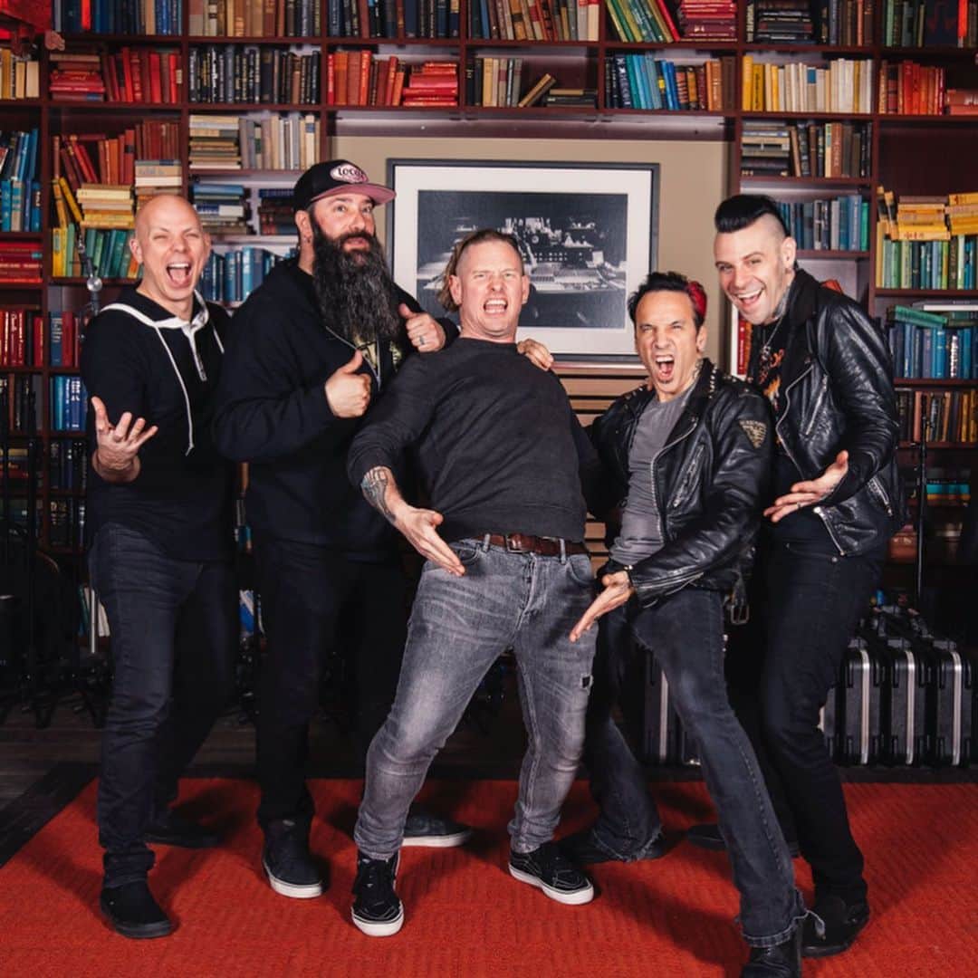 Stone Sourのインスタグラム：「Come and get your shit. New items have been added to our official Stone Sour store. Get tees, hoodies, and “Whiplash Pants” sweatpants now at store.stonesour.com」