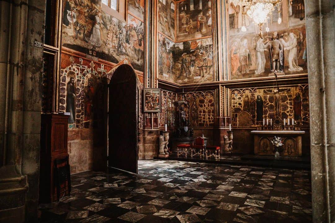 ケルシー・ロビンソンのインスタグラム：「Personally, in love with this photo and the magical lighting ✨ . . . We wrote, we filmed, we photographed Prague and you can find all that content on our website. Link is in the bio.」