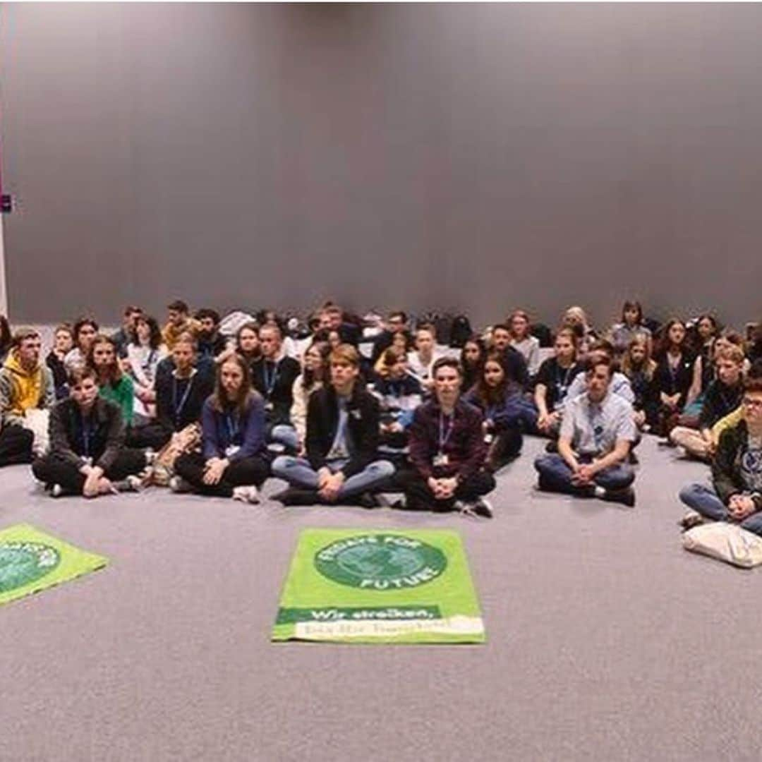 レオナルド・ディカプリオさんのインスタグラム写真 - (レオナルド・ディカプリオInstagram)「#Regram #RG @fridaysforfuture: #WEAREUNSTOPPABLE  On December 6 more than 500 000 people marched through the streets of Madrid demanding climate action from all the politicians at #COP25. 🌍  Earlier in the day #FridaysForFuture activists staged a silent sit in inside the COP25 building to show solidarity with those who could not attend and make their voices heard. Especially with the people in Chile and South America who could no longer attend after the summit changed host-city.  The sit-in resulted in the UNFCC having to ban press from two of its halls from all of the media attention it caused.  #ActivismWorks 🌎  #FridaysForFutureSpain #Activism #ClimateStrike #schoolstrike4climate #climatechange」12月11日 3時49分 - leonardodicaprio