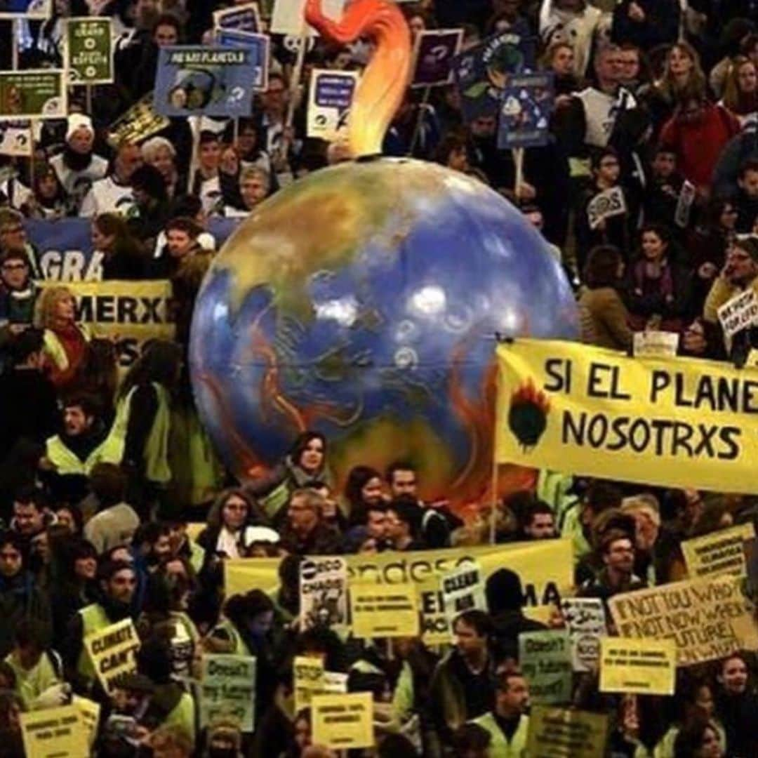 レオナルド・ディカプリオさんのインスタグラム写真 - (レオナルド・ディカプリオInstagram)「#Regram #RG @fridaysforfuture: #WEAREUNSTOPPABLE  On December 6 more than 500 000 people marched through the streets of Madrid demanding climate action from all the politicians at #COP25. 🌍  Earlier in the day #FridaysForFuture activists staged a silent sit in inside the COP25 building to show solidarity with those who could not attend and make their voices heard. Especially with the people in Chile and South America who could no longer attend after the summit changed host-city.  The sit-in resulted in the UNFCC having to ban press from two of its halls from all of the media attention it caused.  #ActivismWorks 🌎  #FridaysForFutureSpain #Activism #ClimateStrike #schoolstrike4climate #climatechange」12月11日 3時49分 - leonardodicaprio