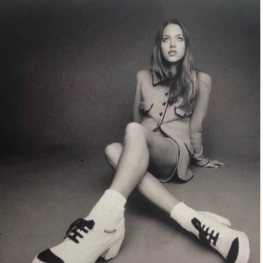 レイラニ・ビショップのインスタグラム：「Tuesday 👟 ..from way back when via @richardtives @patrikanderssonstudio #chanel #blackandwhite #platformsneakers #90’s」