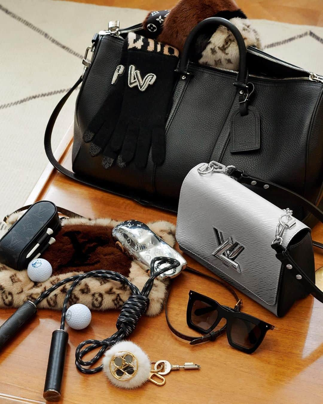 ルイ・ヴィトンさんのインスタグラム写真 - (ルイ・ヴィトンInstagram)「Packing for the Holidays with #LouisVuitton. Varying textures in rich materials are the key to effortless travel style. Find more #LVGifts inspiration from the Holiday campaign via link in bio.」12月11日 4時00分 - louisvuitton