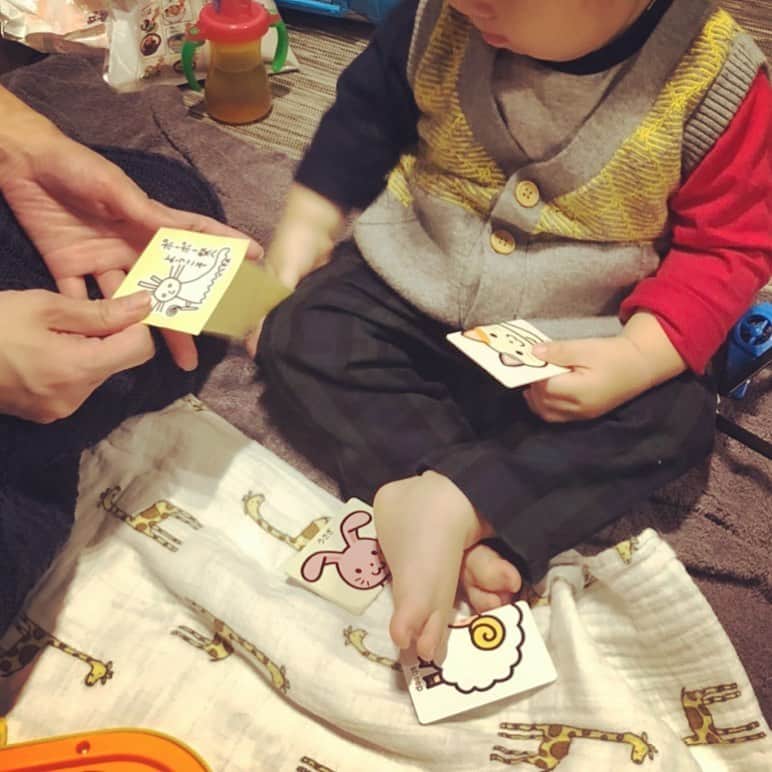 加藤千恵のインスタグラム：「友だちの超素敵ハウスにて、村田沙耶香ちゃん @sayaka_murata_ 作のポーポーさまシールに強く興味を示す息子。」