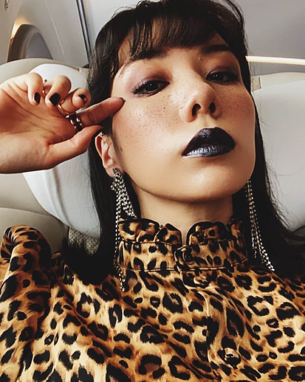 仲里依紗のインスタグラム：「そばかすフィルターあげ🖤🖤🖤 . 💄🖤 @nyxcosmetics_jp」