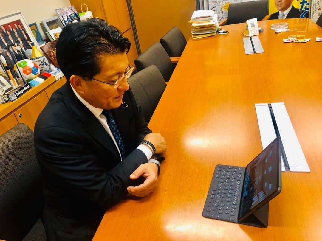 平井卓也さんのインスタグラム写真 - (平井卓也Instagram)「小豆島土庄町の木場町議の町政報告会にネットで参加させていただきました。臨時国会は閉会となりましたが、政府与党としては予算や税制が大詰めを迎えており、来週までは東京での活動が中心になります。iPadの標準アプリでほぼ遅滞なくテレビ会議が実現するのは極めて便利です。 #平井卓也 #自民党 #土庄町 #ネット会議」12月11日 13時51分 - hiratakuchan0125