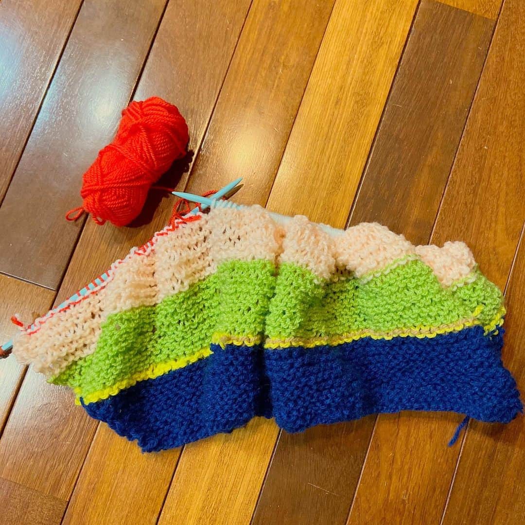 おおたうにさんのインスタグラム写真 - (おおたうにInstagram)「家にある毛糸をどんどん繋いでいます🧶✨（でもソファーカバーには全然足りない。一体何が出来上がるのでしょう！） #knitting #初めての編み物 #hobby #これが何編みなのかわからない #でもこれしかできない」12月11日 13時55分 - outa_uni