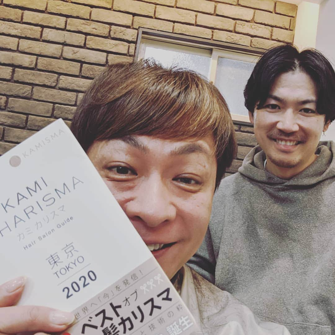 小椋ケンイチ(おぐねー)さんのインスタグラム写真 - (小椋ケンイチ(おぐねー)Instagram)「いつも髪の毛切って染めてもらっている@cieca.noguchi 君😊 今日発売の東京　美容師ミシェランガイドの100人に選ばれました!! おめでとう✨✨✨✨ 政府が音頭をとり2020に向けて美容技術を世界に発信するために美容師のミシェランガイドブックを作りました😊 アジア各国でも翻訳されて 海外から来るお客様も取り込んでいくらいしです✈ アジアでも日本の美容師さんの技術はナンバー1と言われてますから納得です✨✨」12月11日 13時56分 - kenichi_ogura