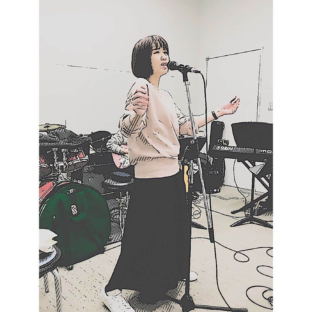 のインスタグラム：「* 師走感漂ってますね 今週末は渋谷でパーリー🥳 これはカバー曲練習中のワンシーン なんの曲か…まぁこれだけじゃわからないか コーラスが二人いるというのが ポイントであります」