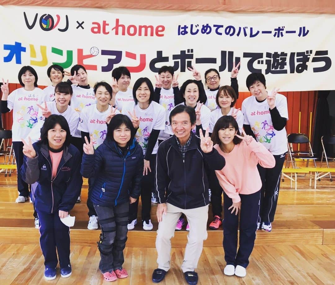 佐野優子のインスタグラム：「. こんなでっかい幼稚園初めて見た👀✨ . 岡辻学園での体験会🏐 2日間かけて年長さん達と戯れてきました♡ . きゅうさん目つぶってる🙏🏻💦 . . . #岡辻学園山手幼稚園  #岡辻学園  #はじめての #バレーボール #大谷佐知子　さん #坂本清美　さん #福田記代子　さん #中村和美　さん #筒井視穂子 さん」