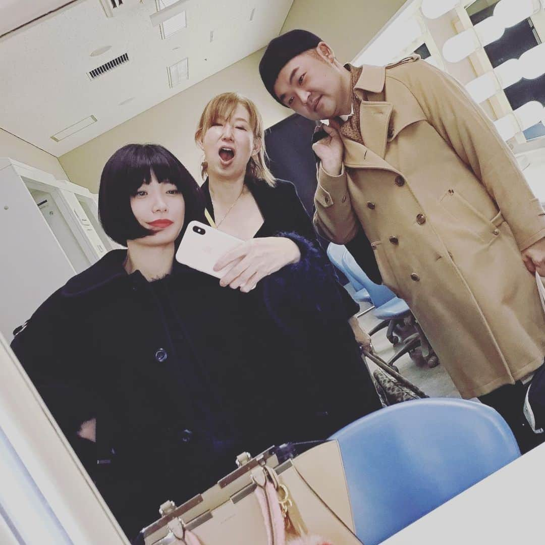 川上未映子さんのインスタグラム写真 - (川上未映子Instagram)「・ 授賞式&パーティーのあと、 酒井美方子さんとキャタピー。 吉岡は帰っちゃった。 風邪がずっと治らずでぐずぐずですが、 今週末は文藝別冊イベント、 来週はみみずく朗読会！ あさイチのときもほとんど声が出なかったけど ちゃんと喉を治さねば。 みなさまお疲れさまでした！😭」12月11日 14時14分 - kawakami_mieko