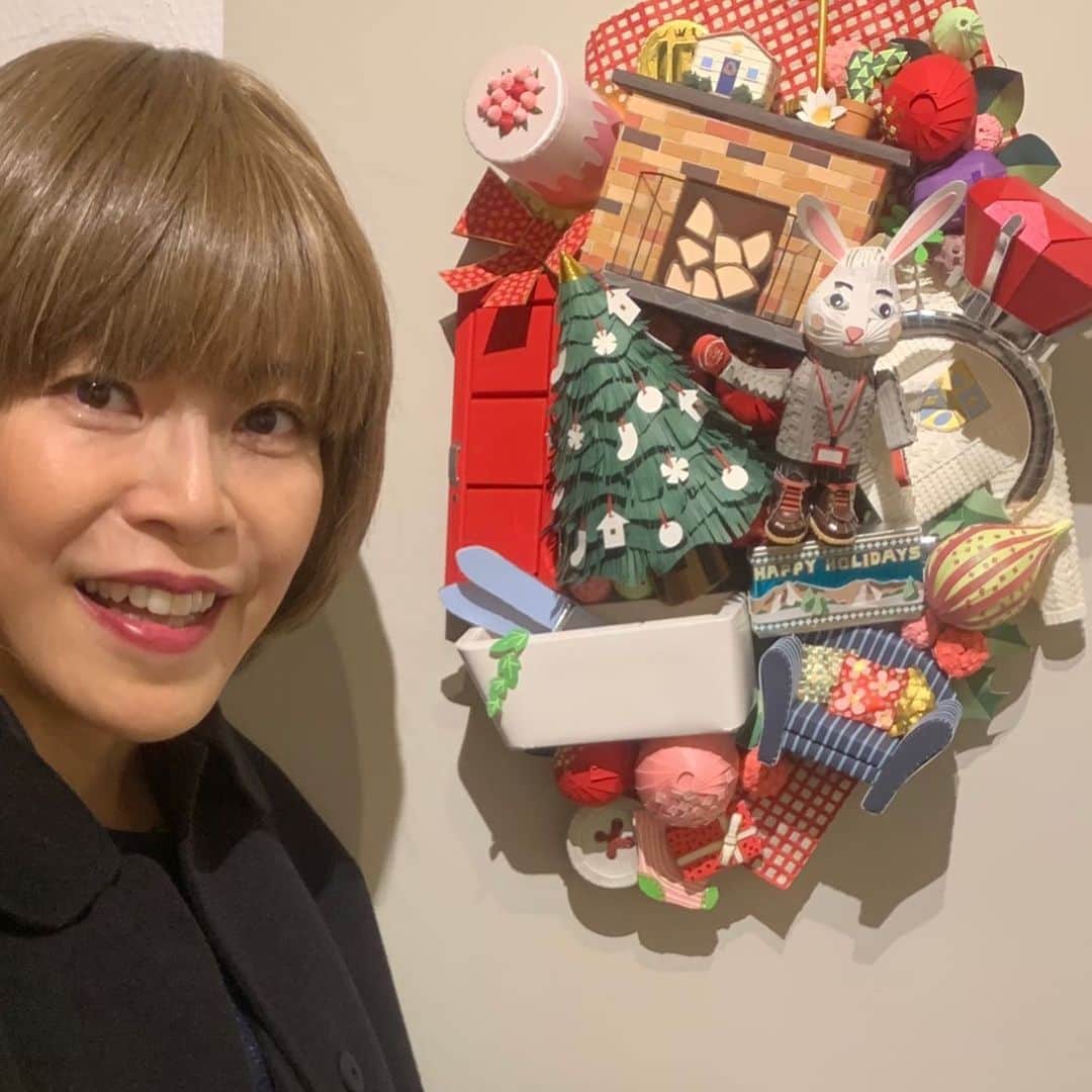 北川悦吏子のインスタグラム：「友達の個展を見に行きました！ 全て紙で作られてるんです。安座上真紀子さん。今週いっぱいやってます。無料。詳しくはこちら。 ※安座上真紀子個展　Happy Holidays 12月9日から14日まで、南青山のスペースユイspaceyui.com。」