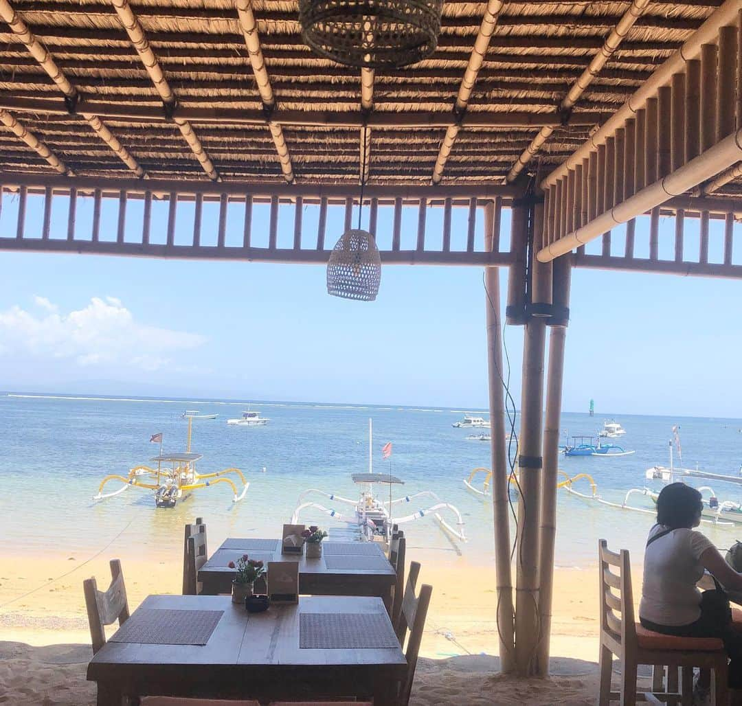 栄木明日香さんのインスタグラム写真 - (栄木明日香Instagram)「Bali ⛱☀️ First time trying to surf!it was great but I thought I was gonna drown to death 🤣💀 #sanurbeach #sanurbali #indonasia #surfinginbali #バリ #サヌール #laperla #ラペルラ #novicesurfer #iwannalearnhowtosurf」12月11日 14時21分 - liz_asuka__