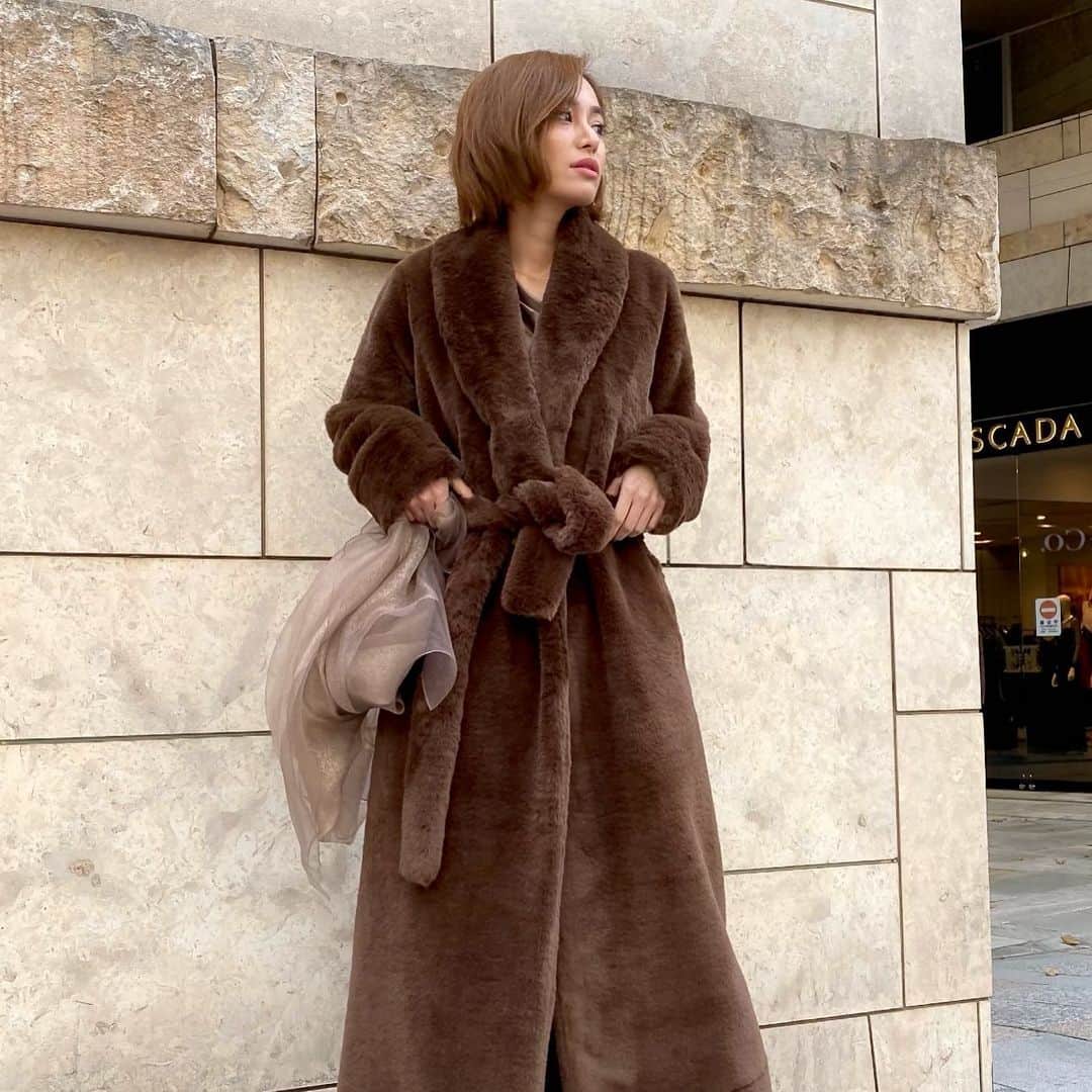 宮本沙恵さんのインスタグラム写真 - (宮本沙恵Instagram)「ドレスに合わせるアウターにも🐻 このコート凄くあったかーい😭❤️ 毛布みたい🧣🧣 . シルク混のラメストールも大人気です！ #myshawty#partydress#パーティーコーデ」12月11日 14時26分 - saebi