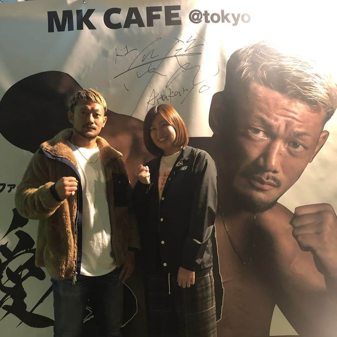 下平夏奈さんのインスタグラム写真 - (下平夏奈Instagram)「毎月第2火曜日のレギュラー番組👑 K-1ファイター愛鷹亮さんの 観覧生配信へいってきました🔥 (@aitakaryo.g ) : 2019年最後の配信ということで ゲストもめちゃめちゃ豪華！  同じK-1ファイターで 先日の横浜アリーナでの 試合で見事勝利した佐々木大蔵さんと、 K-1ライト級世界王者の林健太さん！ : : 今回の観覧生配信も超満員🔥 横浜アリーナでの長い花道を歩く時の本心や、 試合前の気持ちの持ち方 そして 忘年会で盛り上がるゲームに挑戦し、 ゲームといえど、 3人の本気の姿に めちゃめちゃ親近感が湧きました☆  番組外でも じゃんけん大会や 番組で行ったロシアンルーレットの 続きなど  面白い企画が盛りだくさんで、 ゲスト、MC、お客さん全員が 一体となり熱気と笑い声が溢れる 本当にあっという間の楽しい時間でした☆ : (アーカイブでもご覧いただけるので、ぜひ☆) : MKTVでは、 さまざまなジャンルで活躍されている方の 普段見られない姿が見られたり、 観覧生配信という観覧型で ゲストの方をより近く感じることできます！ 一緒に写真まで撮れちゃうのも 本当に嬉しい✨ : 日々、努力されている方の お話を直接聞くと 私もさらに頑張ろう🔥と 刺激が貰えます！  このような場所を つくってくださる MKCAFEのみなさん✨ 本当にありがとうございます！  私も今後もっともっと 活動の幅を広げられるように ファイトしていきます✨ : : #愛鷹亮 さん #佐々木大蔵 さん  #林健太 さん #MKTV #MKCAFE #鯖バーガー #鶏カツ #ごぼう茶  #アスリート #k1 #k1_wgp #スポーツ #スポーツ選手 #新宿 #大久保 #新大久保  #food #power #sports #boxing #training #running #cool #winter #Xmas #xmastree #movie #present」12月11日 14時35分 - kana0412.sss