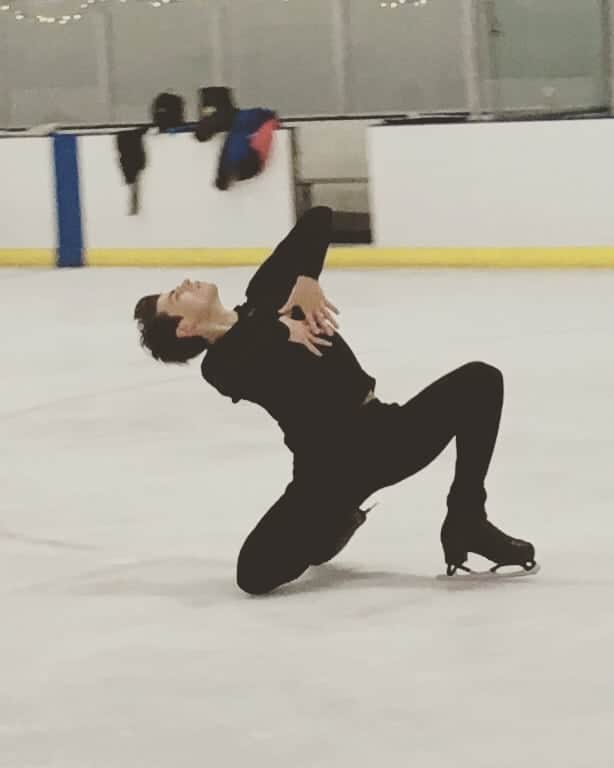 のインスタグラム：「will you marry me?🖤 #figureskating #lovefigureskating #artonice #skateforlove #figureskateforlove」