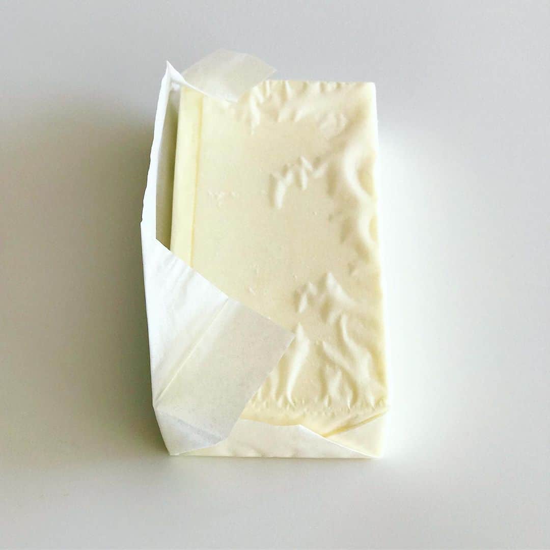福田里香さんのインスタグラム写真 - (福田里香Instagram)「佐渡バターの包み方が良い 普通はバターを紙の中心に置いて包むけど 佐渡バターは、中心からずらして包んでいる。 珍しい包み方で 風情が良いと思いました。 風味も良いです。 #バターは噛む派 #バターは食べ物」12月11日 14時45分 - riccafukuda
