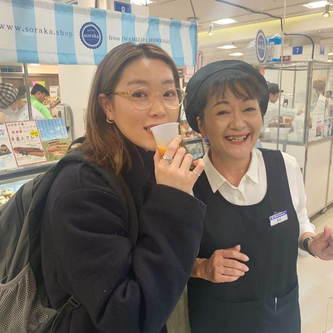 柴田ひかりさんのインスタグラム写真 - (柴田ひかりInstagram)「松坂屋上野店で今日から開催中の「年末特別企画 北海道物産展」に行ってきました！﻿ 1枚目：ほんのり甘くて美味しいセイコーマートのバタークロワッサン﻿ 2枚目：かぼちゃとコーンスープなど4杯くらい試飲させてくれたマダム﻿ 3枚目：長谷川商店で明太子購入﻿ 4枚目：本場イタリアのジェラートフェスティバルで優勝して帰国したばかりのチャンピオンと🏆﻿ 5枚目：海藻サラダを販売してるかわいいおばちゃん﻿ 6枚目：次々と運ばれてくる試食を食べさせてもらう﻿ 7枚目：北のグルメハンター本田さん の等身大パネル👉👈﻿ 試食だけてお腹いっぱいになるんじゃないかってくらい盛りだくさんでお土産も買えて大満足でした。今日から30日まで松坂屋上野店でやってるのでぜ行ってみてください☺️ #PR  #ぐるっと北海道web  #大丸松坂屋  #松坂屋　 #上野　 #北海道展　#マツコ #マツコのしらない世界 #プロフェッショナル  #大北海道市　#元気です北海道  #本田バイヤー」12月11日 14時38分 - shibatahikari