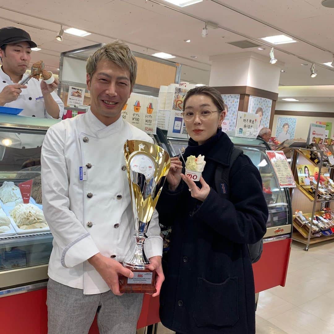 柴田ひかりさんのインスタグラム写真 - (柴田ひかりInstagram)「松坂屋上野店で今日から開催中の「年末特別企画 北海道物産展」に行ってきました！﻿ 1枚目：ほんのり甘くて美味しいセイコーマートのバタークロワッサン﻿ 2枚目：かぼちゃとコーンスープなど4杯くらい試飲させてくれたマダム﻿ 3枚目：長谷川商店で明太子購入﻿ 4枚目：本場イタリアのジェラートフェスティバルで優勝して帰国したばかりのチャンピオンと🏆﻿ 5枚目：海藻サラダを販売してるかわいいおばちゃん﻿ 6枚目：次々と運ばれてくる試食を食べさせてもらう﻿ 7枚目：北のグルメハンター本田さん の等身大パネル👉👈﻿ 試食だけてお腹いっぱいになるんじゃないかってくらい盛りだくさんでお土産も買えて大満足でした。今日から30日まで松坂屋上野店でやってるのでぜ行ってみてください☺️ #PR  #ぐるっと北海道web  #大丸松坂屋  #松坂屋　 #上野　 #北海道展　#マツコ #マツコのしらない世界 #プロフェッショナル  #大北海道市　#元気です北海道  #本田バイヤー」12月11日 14時38分 - shibatahikari