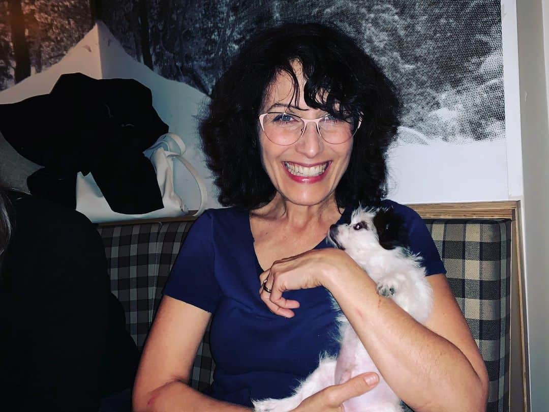 リサ・エデルシュタインさんのインスタグラム写真 - (リサ・エデルシュタインInstagram)「Someone handed me their puppy tonight AND MAGIC HAPPENED. #puppylove @littlepinerestaurant 📷 @stevenjbellamy」12月11日 14時39分 - lisaedelstein