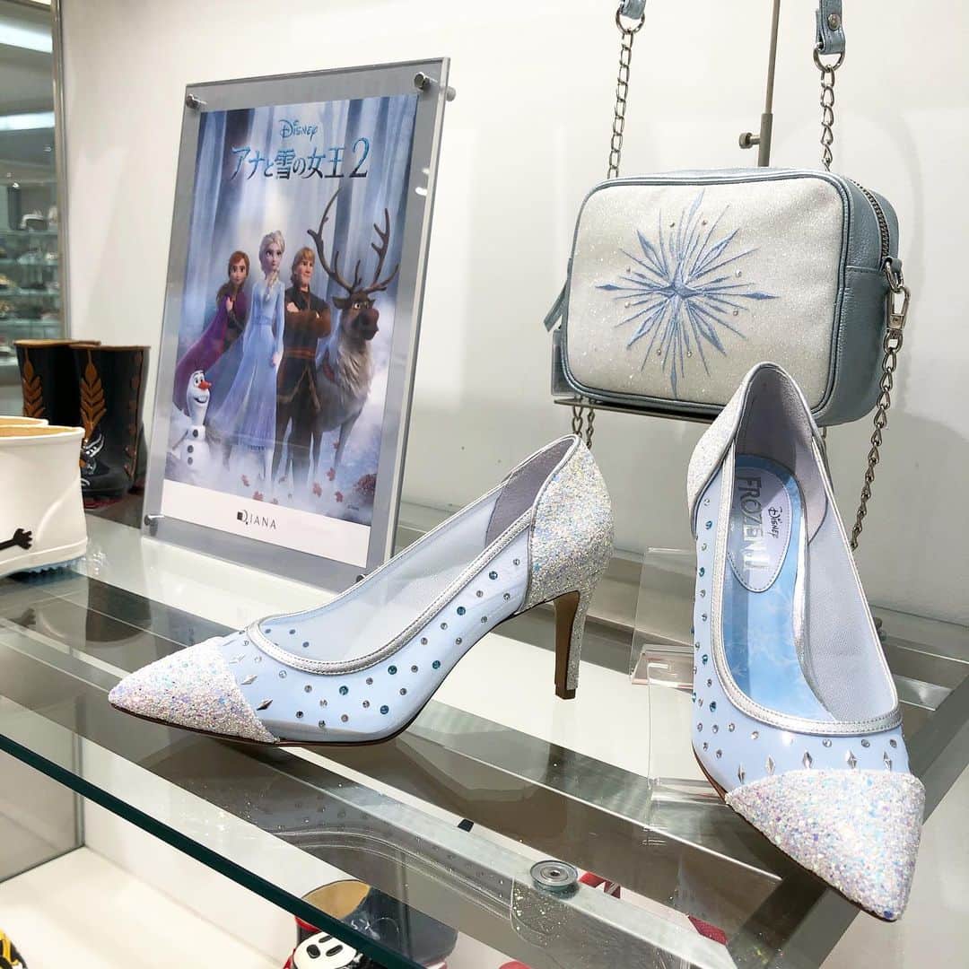 名古屋パルコさんのインスタグラム写真 名古屋パルコinstagram 西館2f ダイアナ 映画 アナと雪の女王２ をイメージしてデザインされたアイテムが登場 エルサのブルーのドレスと雪の結晶が 華やかかつ繊細に表現されたパンプスは 特別な日の