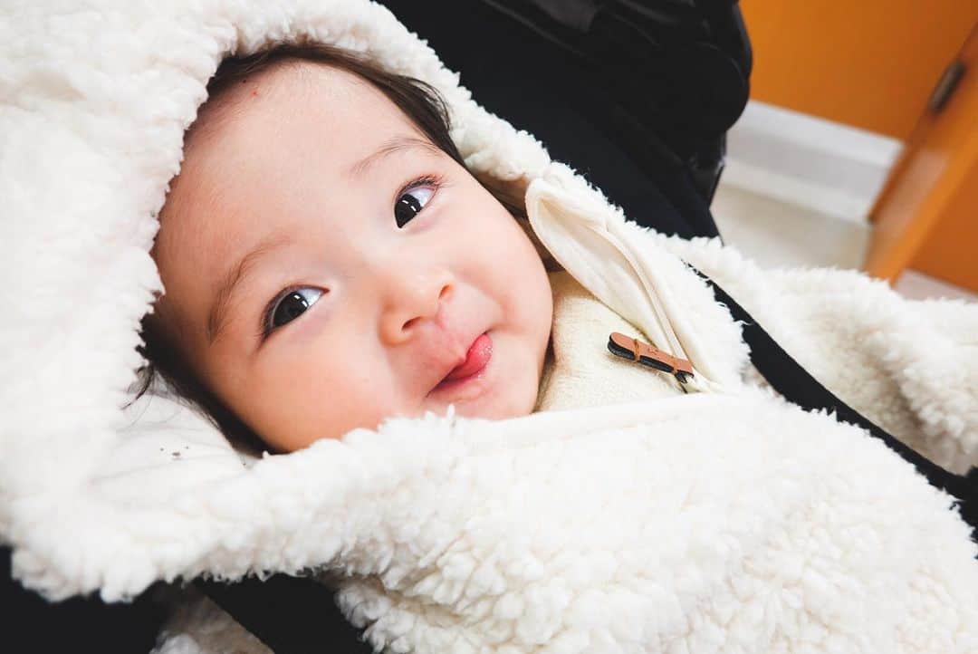 松本亜希のインスタグラム：「ぺろっ👶🏻💓 . #女の子ベビー#babygirl#5ヶ月#しろくま#handm#女の子ママ」