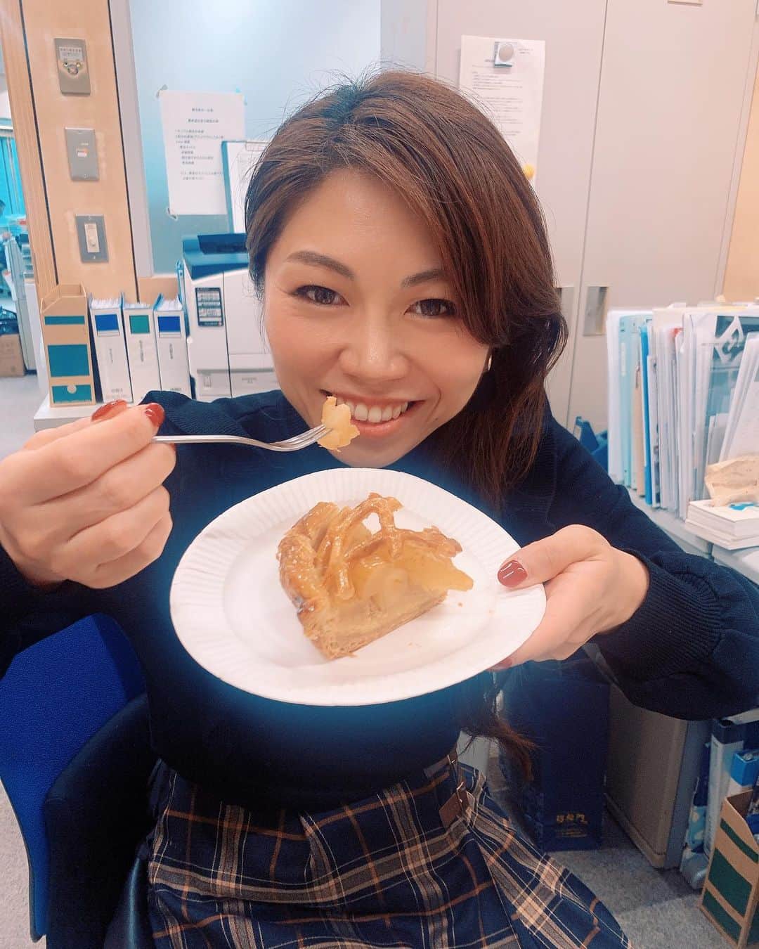 小林アナさんのインスタグラム写真 - (小林アナInstagram)「‪ラジショピでお世話になっている‬ ‪上白根病院の伊藤さんから‬ ‪FOUNDRYの美味しいアップルパイいただきましたー！！‬ ‪ごちそうさまでした♡‬」12月11日 14時52分 - genkobiribiri