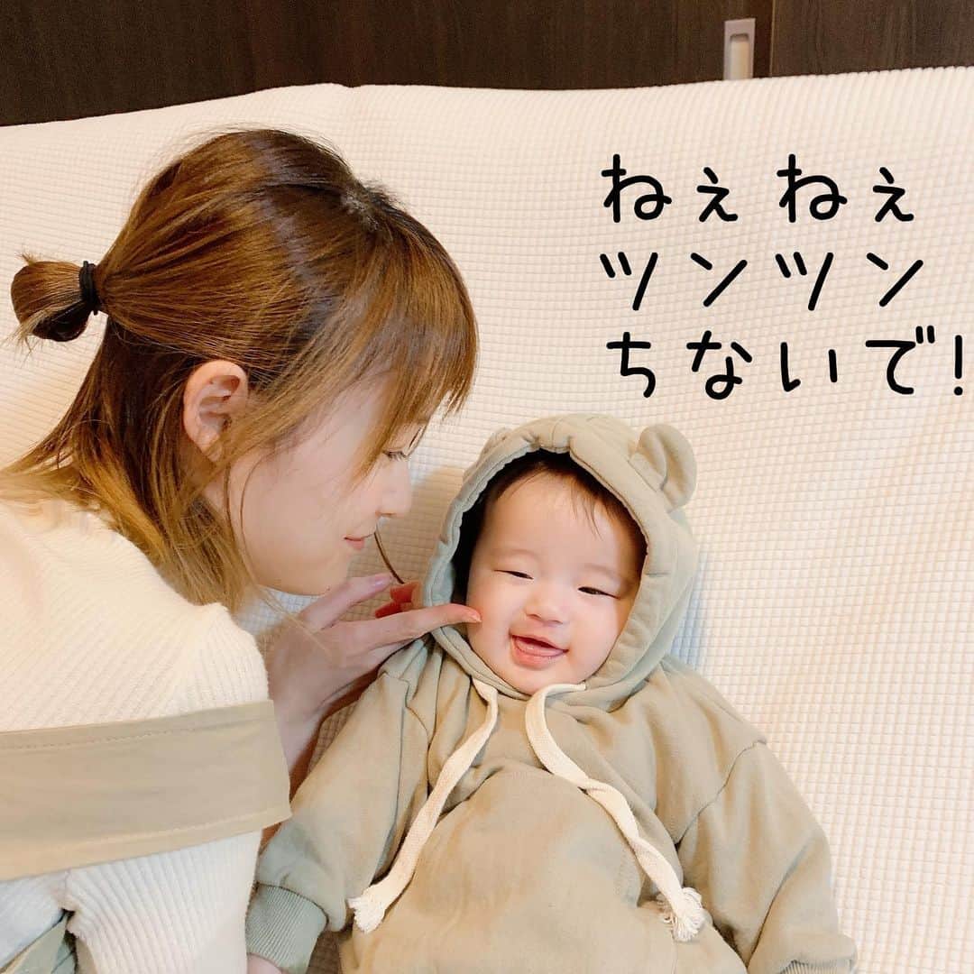 しほの涼のインスタグラム：「娘のタイミングが😂😂💕 本日、クマ🐻さんでお散歩に来ています💁‍♀️💕 まだ寝返り打てないから、フード付きを着せるの戸惑ったけど着せてみちゃった🤗 漂うメンズ感が凄いですが、女子です😅🎀 #笑神娘さん #生後5ヵ月#selectjuno #selectjunokids #韓国ファッション#親子コーデ#親子リンクコーデ #親子ペアルック #dholic#親子フォト #親子リンク#リンクコーデ#赤ちゃんのいる生活#赤ちゃんのいる暮らし #面白い赤ちゃん#4コマ#吹き出し加工 #赤ちゃん#スマイル育児#ママコーデ #ママコーディネート #ママリ#令和ベイビー」